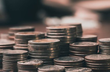 Bulanık bir geçmişe sahip yığınla bozuk paranın seçici odak noktası, tasarruf ve yatırım kavramı