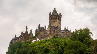Cochem, Almanya 'daki Cochem Kalesi' nin bulutlu arkaplanlı manzarası