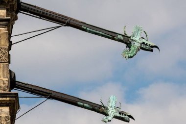 Gargoyle 'a yakın çekim, gökyüzüne karşı eski bir binanın olukları.