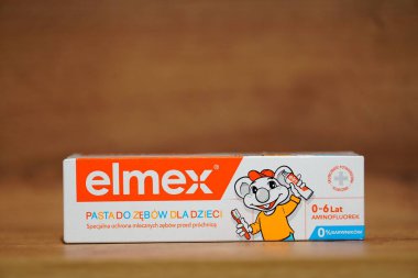 Kutudaki çocuklar için bir Elmex marka diş macununun yakın plan fotoğrafı..