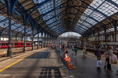 Tren istasyonunun peronundaki insanlar...