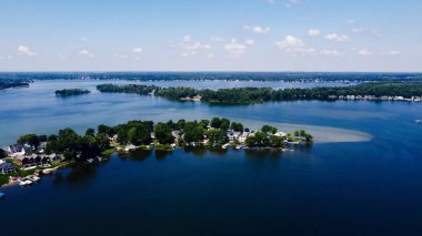 Silah Gölü manzaralı yeşil ağaçlık kıyı şeridi, Michigan, ABD