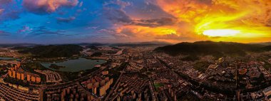 Çin, Taizhou 'da gün batımının çarpıcı manzarası.