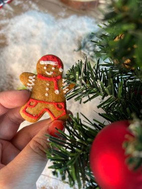 Masasında yapay kar olan tatlı bir Noel yemeğinin en üst görüntüsü.