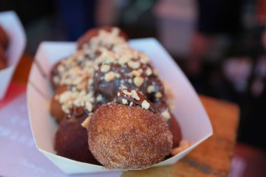 Bir sokak pazarında yakın plan şeker topları.