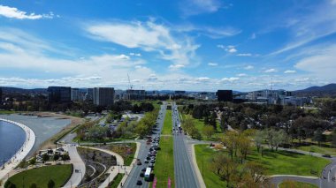 Canberra şehrinin ortasındaki ünlü çoklu şeritli Commonwealth caddesinin havadan görünüşü, Avustralya