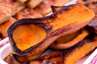 Kavrulmuş kabağın yakın plan çekimi..