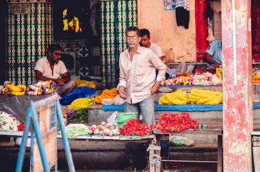 Hindistan Kolkata 'daki Hindu Kalighat Tapınağı' nda ibadet eden insanlar.
