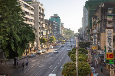 Sabahın erken saatlerinde Myanmar, Yangon şehir merkezindeki ağaçlık ana yola ulaşır..