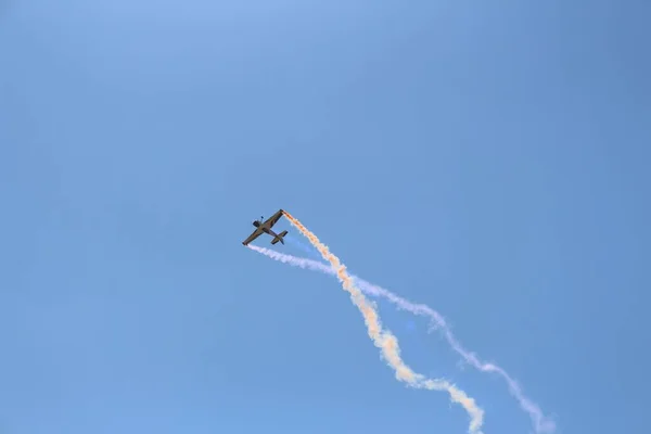 雲のない青空を飛んでいるRc飛行機の低角度ショット — ストック写真