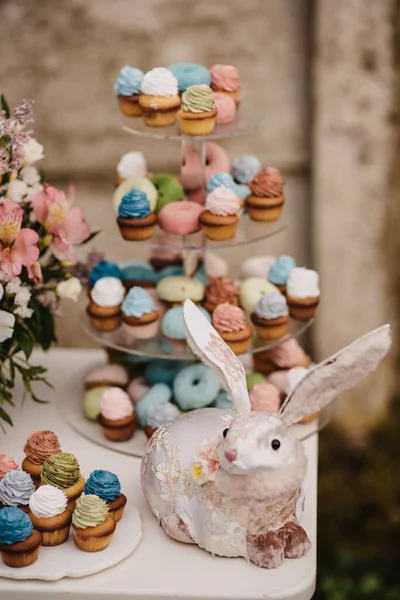 Een Verticaal Shot Van Een Konijnentaart Met Cupcakes Wazige Achtergrond — Stockfoto