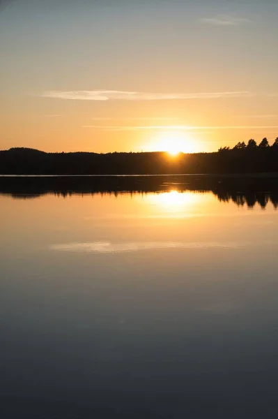 Вертикальный Снимок Красивого Яркого Восхода Солнца Над Берегом Озера — стоковое фото