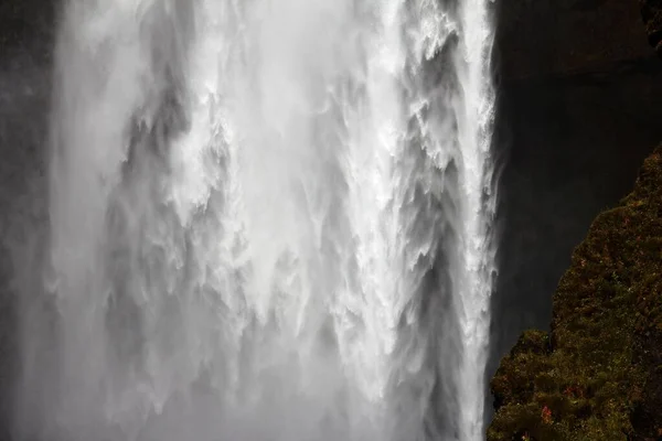 Płynący Wodospad Otoczony Skałami — Zdjęcie stockowe
