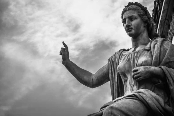 Une Échelle Gris Une Statue Féminine Contre Ciel Nuageux — Photo