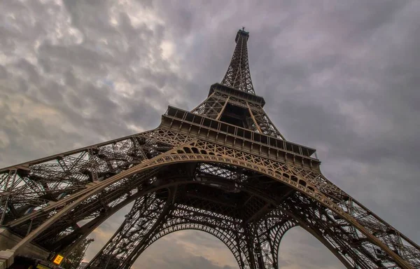 Niskokątne Ujęcie Wieży Eiffla Pod Chmurami Paryżu Francja — Zdjęcie stockowe