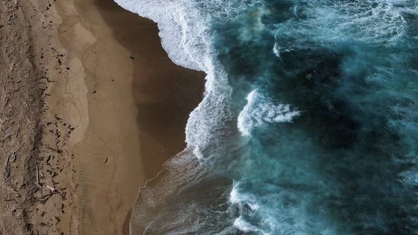 Mavi Deniz Dalgalarının Kumlu Kıyıya Değdiği Hava Manzarası — Stok fotoğraf
