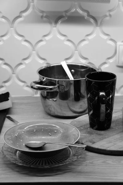 Akşamları Mutfak Masasında Duran Kirli Bulaşıklar — Stok fotoğraf