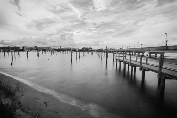 Eine Schwarz Weiß Aufnahme Einer Menschenleeren Seebrücke — Stockfoto