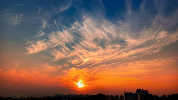 Gouden Zonsondergang Schijnt Helder Het Silhouet Van Stad — Stockfoto