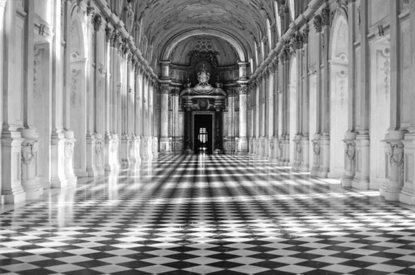 イタリアのヴェナリアにあるLa Venaria Reale回廊のグレースケール — ストック写真