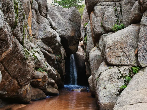 Водопад Текущий Между Большими Камнями — стоковое фото