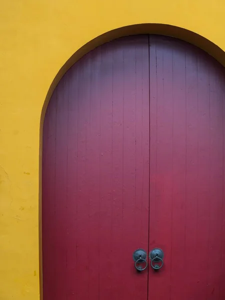 Eine Vertikale Aufnahme Einer Weißen Holztür Der Gelben Wand — Stockfoto