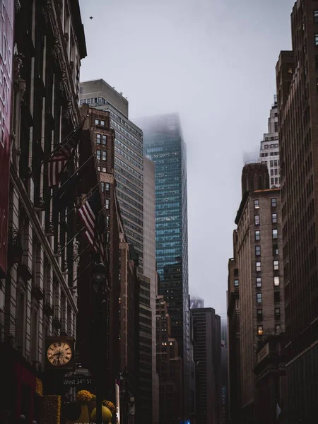 ニューヨークの街中のビルの垂直ショット — ストック写真