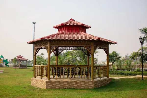 Groot Paviljoen Met Zitplaats — Stockfoto