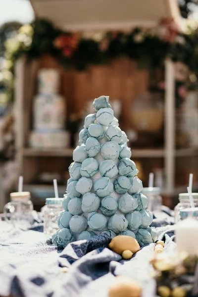 Een Verticaal Shot Van Een Bruiloft Croquembouche Decoratie Met Blauwe — Stockfoto