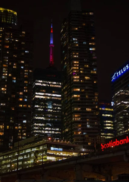 Angolo Verticale Basso Della Torre Circondato Grattacieli Toronto Canada Notte — Foto Stock