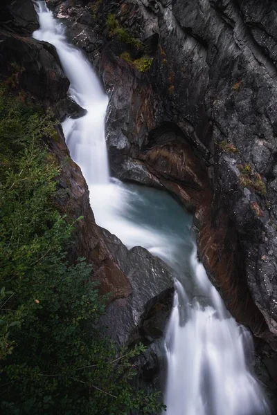 Tiro Vertical Bela Cachoeira Rochosa Fluindo Nas Montanhas Tirol Áustria — Fotografia de Stock