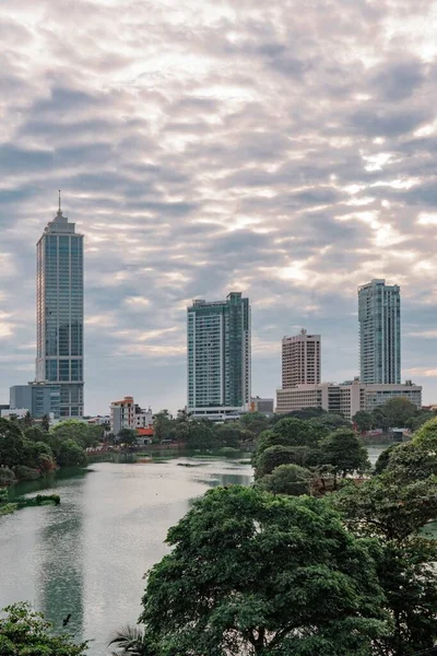 Bulutlu Gökyüzünün Altında Sri Lanka Nın Güzel Bir Silüeti — Stok fotoğraf