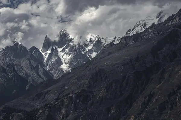 Karla Kaplı Yüksek Bir Dağ Manzarası — Stok fotoğraf