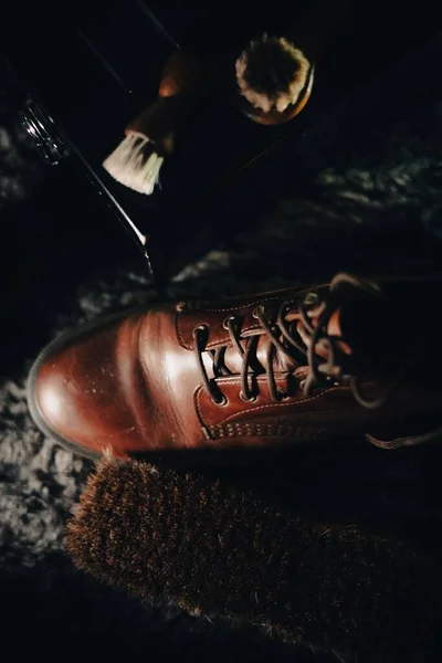 男式皮鞋在模糊的背景下隔离的一种男式皮鞋的垂直照片 — 图库照片