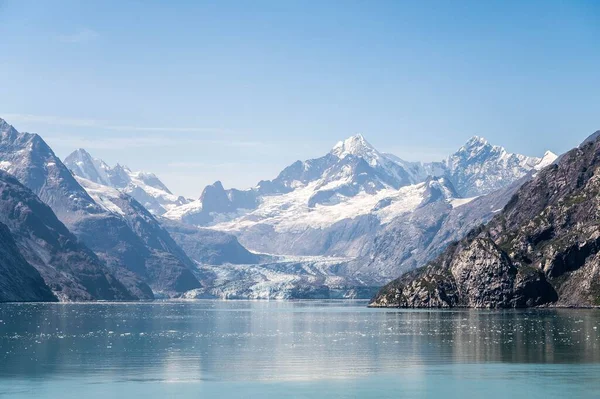Ett Lugnt Blått Hav Med Stora Snöiga Berg Bakgrunden Solig — Stockfoto