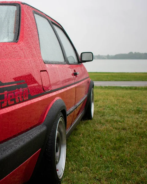 Мокрый Красный Volkswagen Golf Mk2 Автомобиль Машине Встретиться Открытом Воздухе — стоковое фото