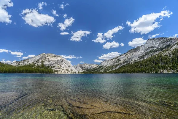 Piękny Widok Spokojne Jezioro Otoczone Górami — Zdjęcie stockowe