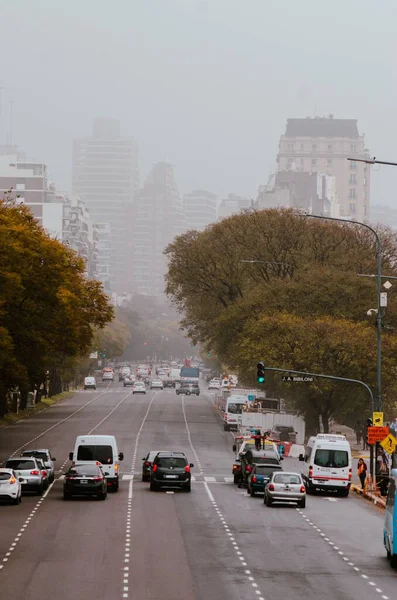 Tiro Aéreo Acima Uma Rua Buenos Aires Nevoeiro Cobrindo Edifícios — Fotografia de Stock