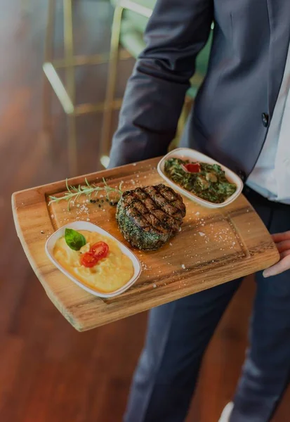 Vertikal Bild Välsmakande Stek Tillagad Omgivningen Högklassig Stek Hus Restaurang — Stockfoto