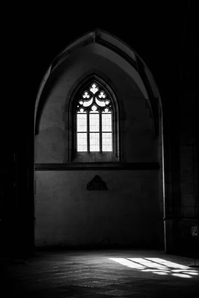 Una Vista Interior Escala Grises Una Ventana Gótica Catedral Santa —  Fotos de Stock