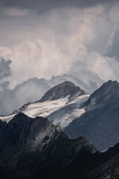 Вид Повітря Сніг Покритий Гірським Пейзажем Під Хмарами — стокове фото