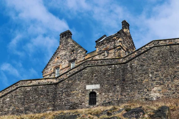 Zamek Edynburgu Pod Błękitnym Pochmurnym Niebem — Zdjęcie stockowe