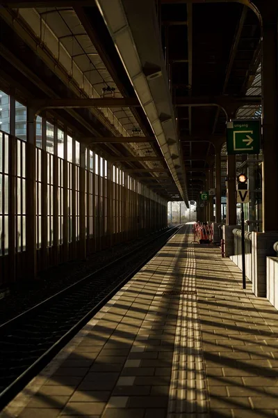Egy Függőleges Felvétel Egy Üres Vasútállomásról Hajnalban — Stock Fotó