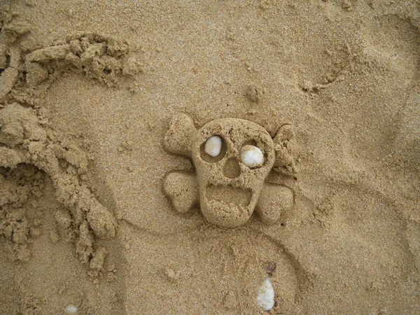 在海滩上用沙子做成的骷髅 — 图库照片