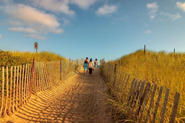 Die Menschen Auf Dem Sandigen Weg Zum Strand — Stockfoto