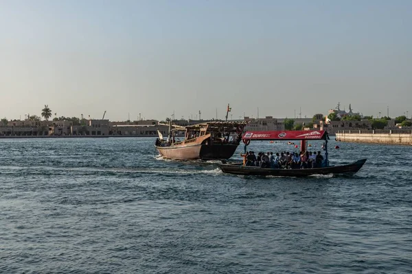 Vista Mientras Navega Abra Barco Tradicional Madera Arroyo Dubai Que — Foto de Stock
