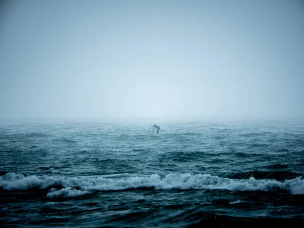 Sisli Bir Günde Dalgalı Bir Denizde Kürek Çeken Bir Adam — Stok fotoğraf