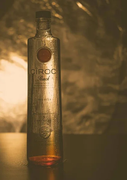 Ένα Κάθετο Σφηνάκι Ciroc Peach Vodka Μπουκάλι Ξύλινο Τραπέζι Κάτω — Φωτογραφία Αρχείου