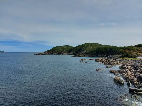 Kıyı Taşları Kayalarla Kaplı Bir Göl Manzarası — Stok fotoğraf