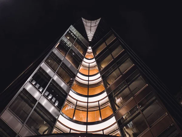 Uma Fotografia Vertical Arranha Céu Nova Iorque Durante Noite — Fotografia de Stock